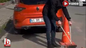İzmit’te belediyeden ümidi kesen esnaflar süpürgeyi eline aldı!