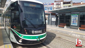 Kocaeli'de önce tramvay yolunu işgal etti sonra vatmanı tehdit etti!