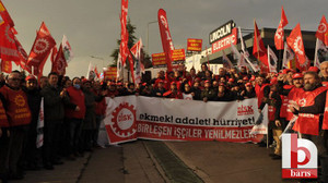 DİSK Genel Başkanı Gebze’ye gelip grevdeki işçilere moral verdi
