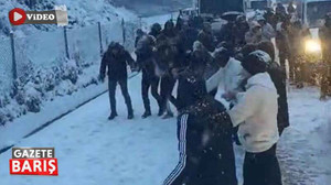 Kocaeli’de vatandaşlar karda halay çekti