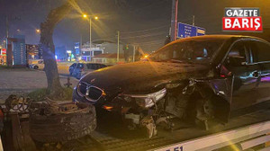 Kocaeli'de kontrolden çıkan araç direğe çarptı: 3 yaralı!