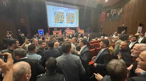 Kocaeli Büyükşehir Meclisi karıştı: Meclis üyeleri birbirine girdi!