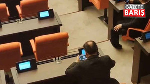 AKP’li vekil mecliste batak oynarken görüntülendi