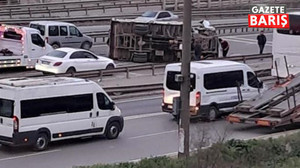 Kocaeli’de hurda yüklü kamyonet devrildi