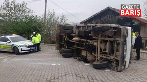 Kocaeli'de freni boşalan kamyonet devrildi!