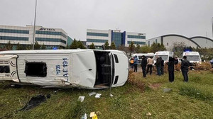 Dilovası’nda servis minibüsü devrildi: 2 kişi yaralandı