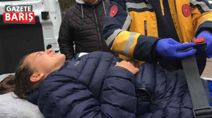Karamürselli kadın futbolcu, Sahayı ambulansla terk etti