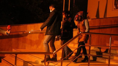Kızına şiddet uygulayan kadın ve dini nikahlı eşi tutuklandı!
