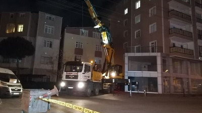Fırtına çatıyı uçurdu, saatlerce bu halde asılı kaldı