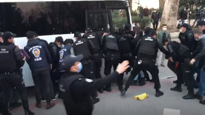 Yer İzmit: Öğrencileri sürükleyerek gözaltına aldılar!