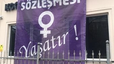 Binaya İstanbul Sözleşmesi afişi astılar!
