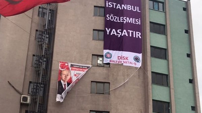 MHP’ye şok! Bakın il binasına ne astılar?