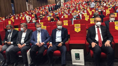 AKP’li vekiller arka sıraya oturmamak için sosyal mesafeye uymadı