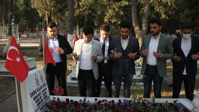 AKP’li gençlerden şehitlikte açıklama Türkkan’ı istifaya çağırdılar