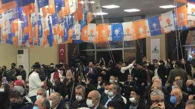 AKP’li gençler başkanın konuşmasını böldü