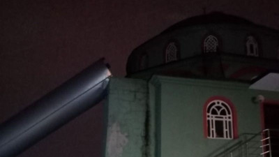 Cami minaresi fırtınaya dayanamadı!