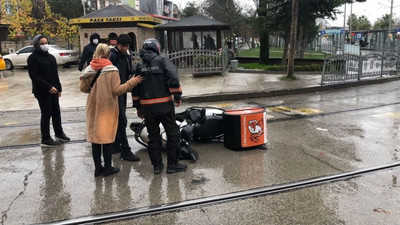 Tramvayın demirlerine takılan kurye kaza yaptı