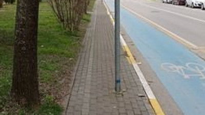 İşte vizyon… Kaldırımın ortasına tabela diktiler!