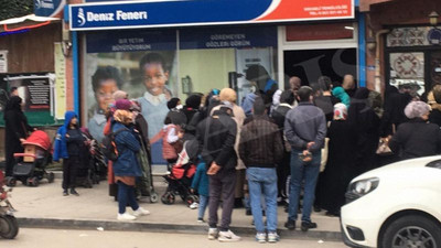 Halk ucuz ekmek için sıradayken... Suriyeliler bedava koli için kuyruk oldu!