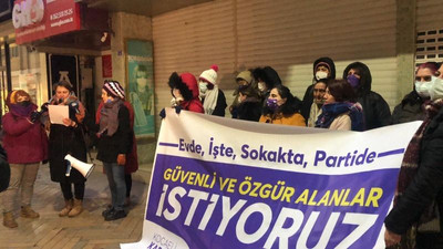 Kadınlar taciz iddiaları için CHP önünde toplandı