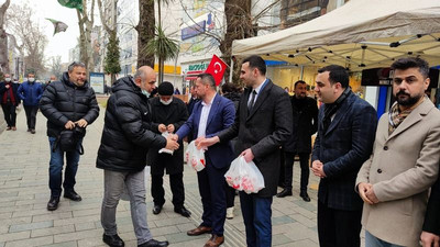 MHP’li başkanlar kandil simidi dağıttı