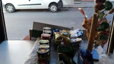 Suriyelilere ait marketin camını taşladılar!