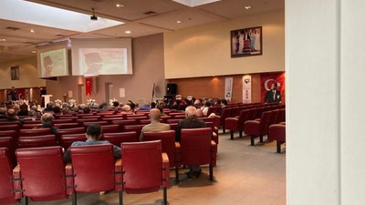 Ünlü gazeteci boş koltuklara konuştu İki dernek bir belediye salon dolduramadı!