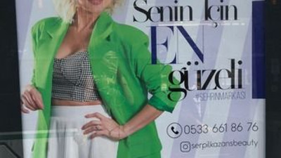 Siyasette reklam rüzgarı devam ediyor MHP’li Meclis üyesinin eşi de billboardlarda!