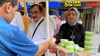 Başkanlar standın başına geçti 3 BİN AŞURE DAĞITTILAR
