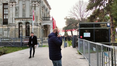 Kazayı basın ordusu çekti! Uyarı yazısını görmeyince çukura daldı!