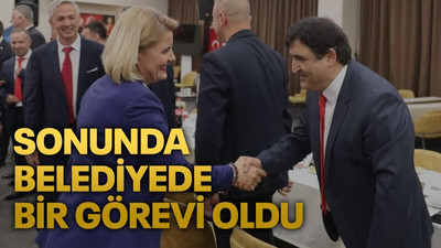 Sonunda belediyede bir görevi oldu