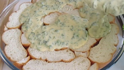 Bayat ekmekleri çöpe atmayın. Bayat ekmekten 1 tepsi dolusu börek yapmanın yolu