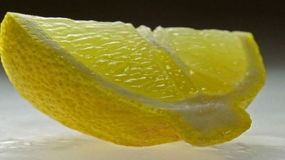 Limonu ayak topuğunuza sürüp bir süre bekleyin! Bakın aslında ne işe yarıyor?