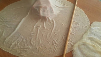 Yufka hamuruna biraz ekleyin yufkanız incecik oluyor ve asla yufka dağılmıyor