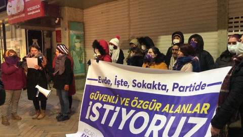 Kadınlar taciz iddiaları için CHP önünde toplandı