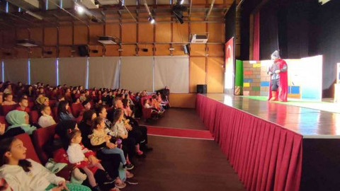 Gölcük'te çocuklar tiyatro oyunu ile kitabın önemini anladı