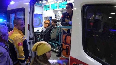 Yolda yürüyen vatandaşı bıçaklayıp kaçtılar