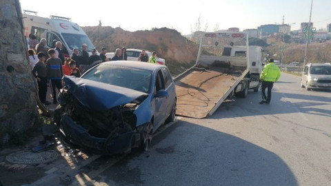 Otomobil istinat duvarına çarptı, yaralılar var