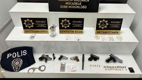 Uyuşturucu ticaretçisinin evinde polis yeleği ve kelepçe bulundu