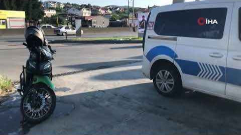 Benzin istasyonu girişinde motosiklet ve otomobil çarpıştı
