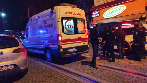 İzmit'te kız arkadaşıyla yolda yürürken bıçaklandı!