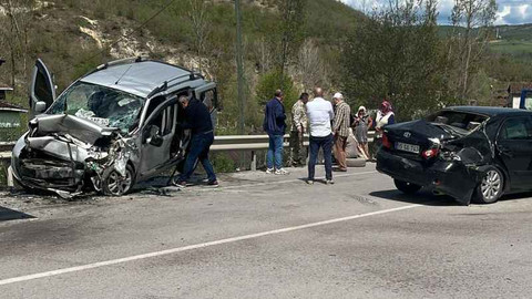 Otomobil ile ticari araç çarpıştı: 5 yaralı
