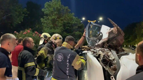 Yan yatan otomobilden cam kesilerek kurtarıldı