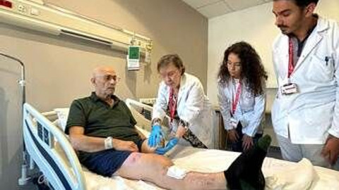 Depremzede emekli öğretmen protezle ayağa kalktı