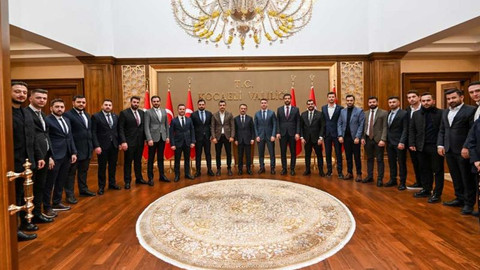 AKP’li gençlerden valiye kalabalık ziyaret!