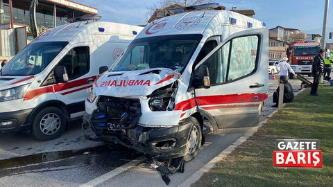 Kocaeli’de hamile kadını hastaneye yetiştirmeye çalışan ambulans kaza yaptı,yaralılar var