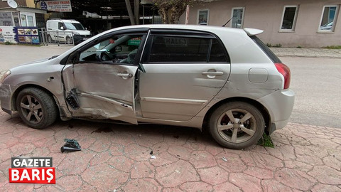 İzmit’te freni tutmayan otomobil kaza yaptı: Yaralılar var