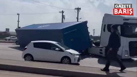 Kocaeli'de seyir halindeki tır devrildi!