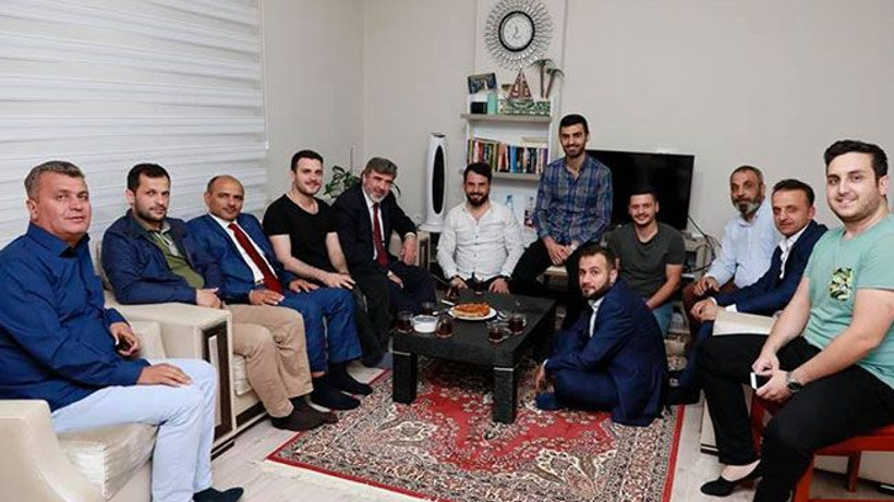 ‘Çayımız hazır’ diyen gençlere konuk oldular