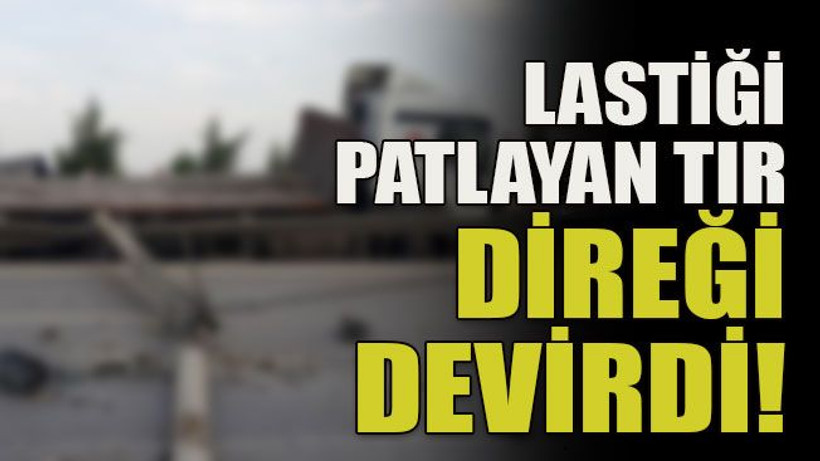 Lastiği patlayan TIR direği devirdi!